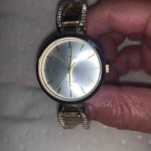 Woman’s Geneva Platinum watch diamond like adjustable band good cond